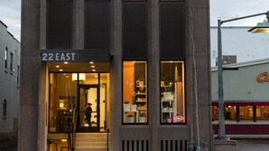 Un edificio moderno con grandes ventanales y un cartel que dice "22 EAST".