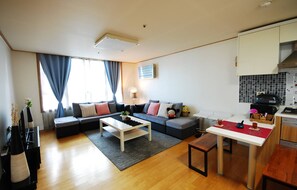 Comfort huis, 2 slaapkamers, niet-roken, keuken | Woonruimte | Een flatscreentelevisie