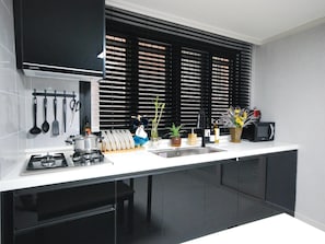 Family House, 3 Bedrooms, Non Smoking, Kitchen | Private kitchen | Fridge, microwave, stovetop, rice cooker - Jin Cozy House (Seoul)