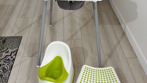 A high chair with a tray table, a green potty seat, and a white potty with green dots. - Apartment center Rouen (Rouen)