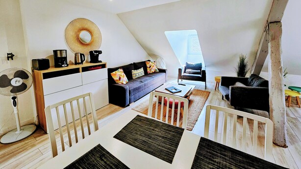 A modern loft apartment with a dining area, a sofa, a coffee station, and a fan. - Apartment center Rouen (Rouen)