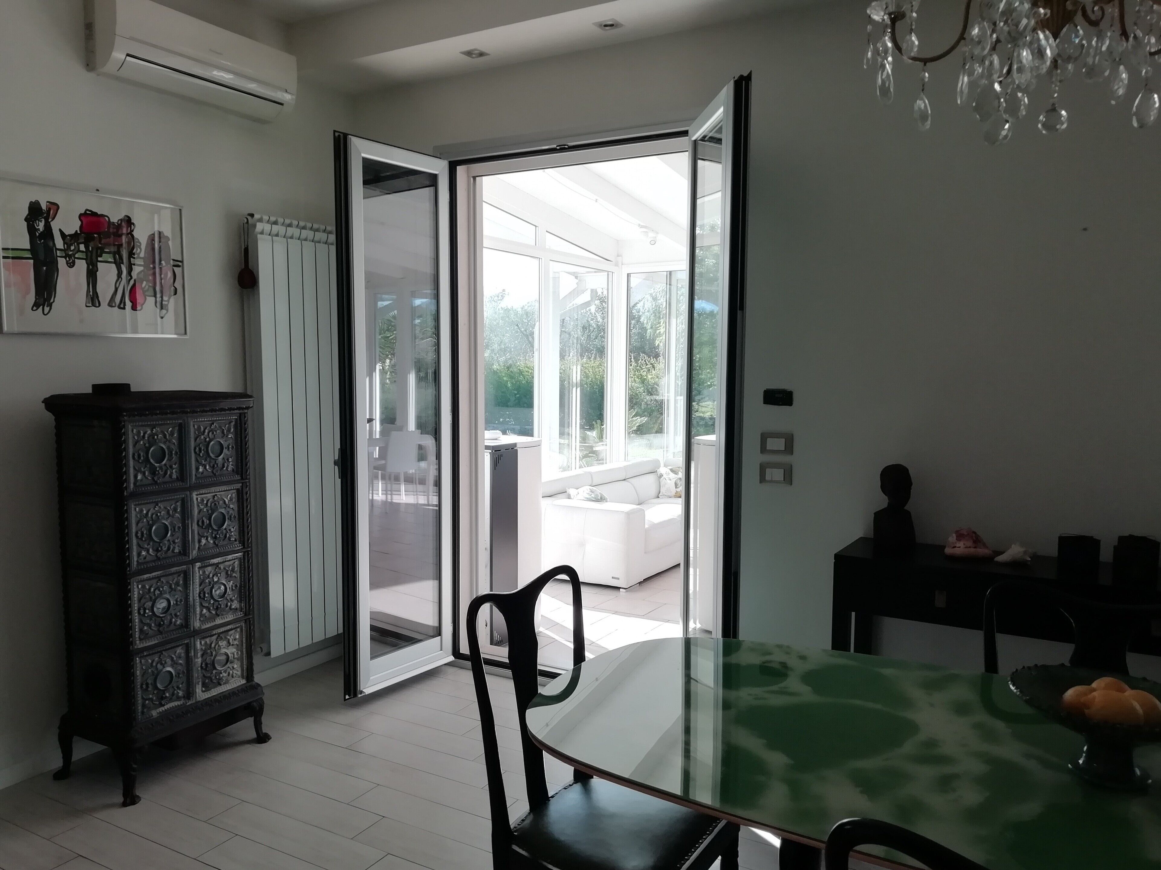 Smart TV, caminetto, lettore DVD, libri