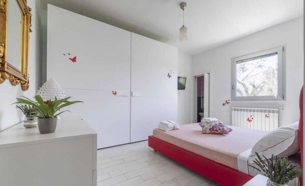 A bedroom with a bed, a dresser, a window, and a door. - La Dimora dei Gelsi (Castrì di Lecce)