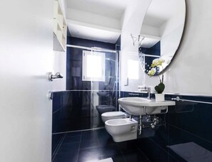 Doccia, asciugacapelli, bidet, asciugamani