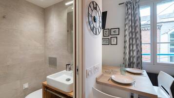 Articles de toilette gratuits, sĂšche-cheveux, serviettes fournies