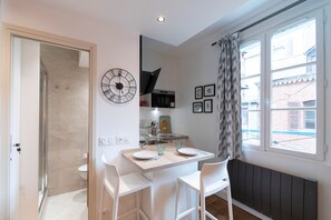 Fridge, microwave, coffee/tea maker, toaster - Le Petit Botté - Studio plein cœur de Rennes (Rennes)