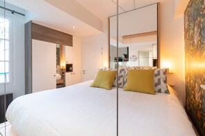 Iron/ironing board, free WiFi, bed sheets