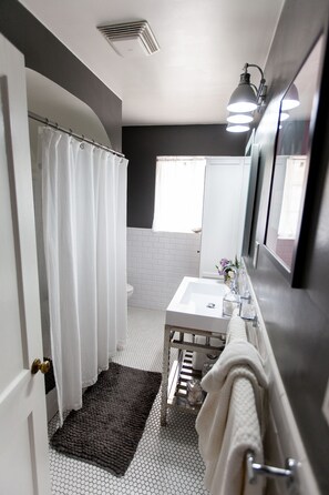 Combined shower/bathtub, hair dryer, towels, soap - Historic Brick Bungalow - Near Downtown Phoenix (Phoenix)