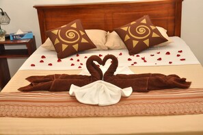 Quarto casal standard | 5 quartos, camas Select Comfort, escrivaninha, Wi-Fi de cortesia