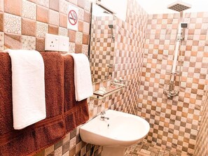 Chambre Double Deluxe | Salle de bain | Douche, douche à « effet pluie », serviettes fournies