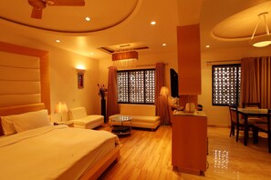 Phòng đôi Deluxe, quang cảnh thành phố | 1 phòng ngủ, két bảo mật tại phòng, bàn 