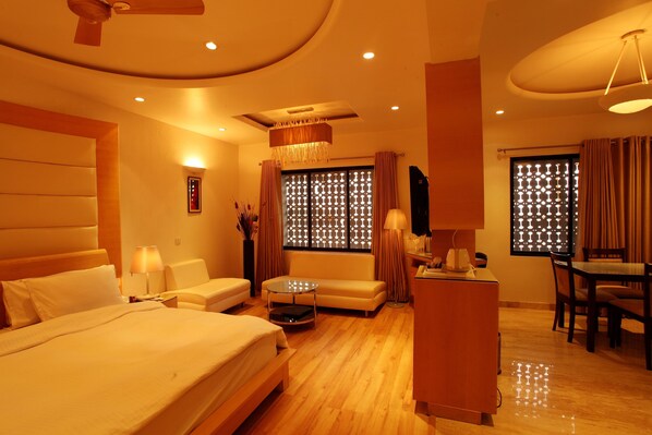 Habitación doble Deluxe, vista a la ciudad | 1 habitación, caja de seguridad en la habitación y escritorio