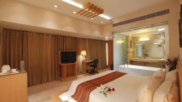 Executive Deluxe Room | 1 bedroom, in-room safe, desk, laptop workspace