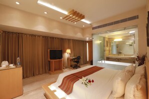 Executive Deluxe Room | 1 bedroom, in-room safe, desk, laptop workspace