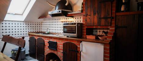 Køleskab, mikrobølgeovn, ovn, højstol