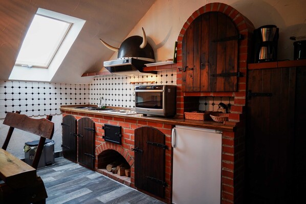 Kühlschrank, Mikrowelle, Ofen, Hochstuhl