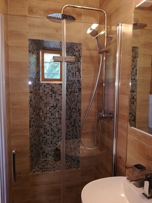 Een haardroger, handdoeken, zeep, shampoo
