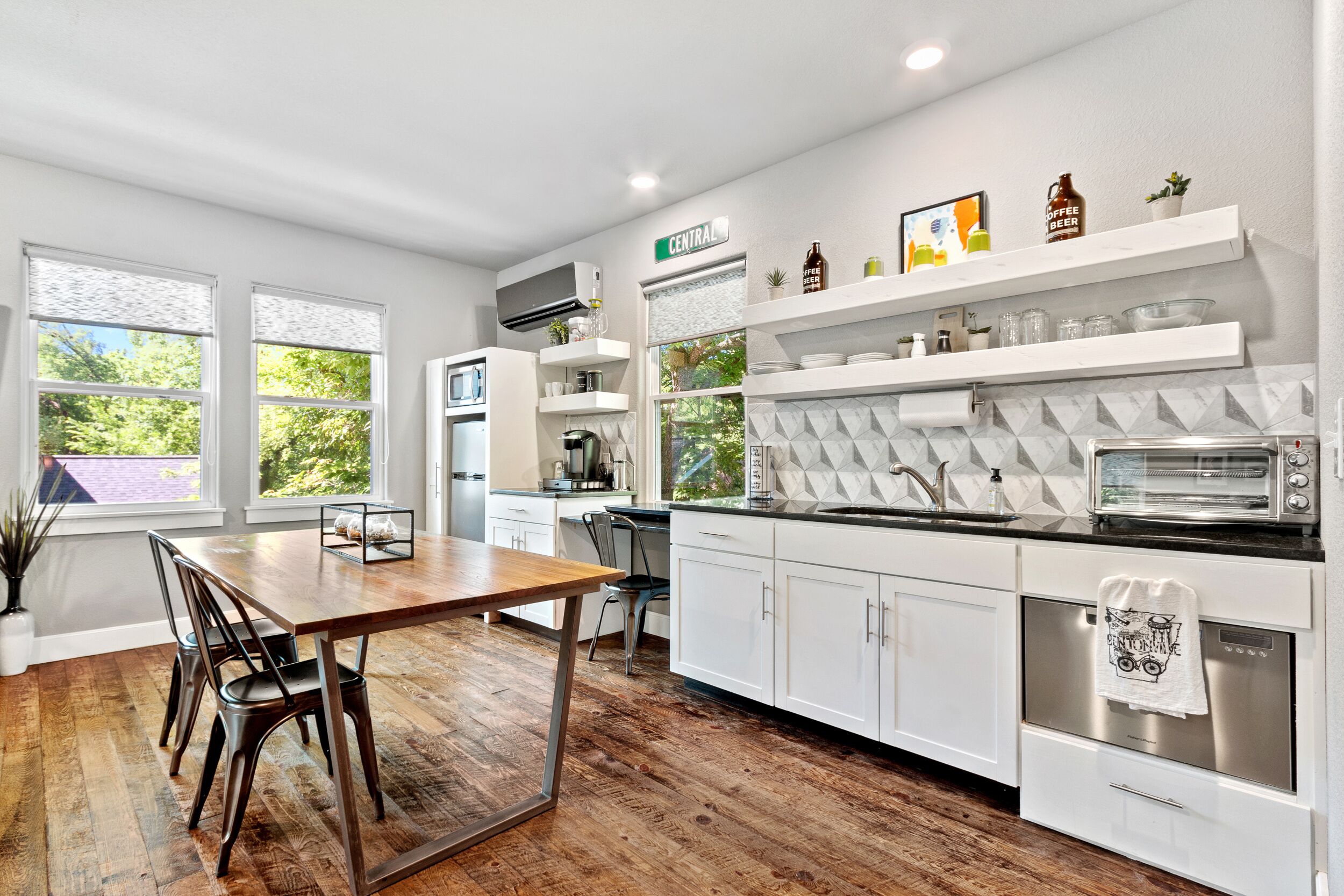 Kylskåp, mikrovågsugn, diskmaskin och kaffe- och tebryggare