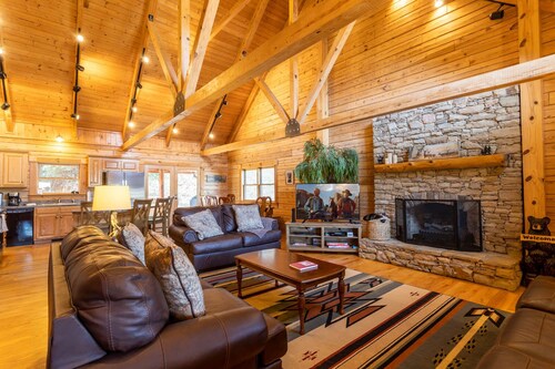 5BR-mökki, yksityinen lampi, laituri, poreallas, pelihuone, jossa on biljardipöytä ja teatteri!