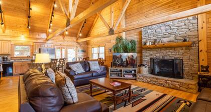 5BR-mökki, yksityinen lampi, laituri, poreallas, pelihuone, jossa on biljardipöytä ja teatteri!