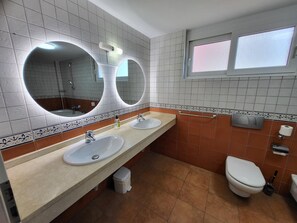 Bathtub, hair dryer, towels