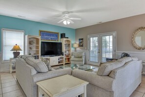 TV, DVD-spiller og stereoanlegg