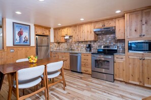 Mikrowelle, Ofen, Herdplatte, Geschirrspüler