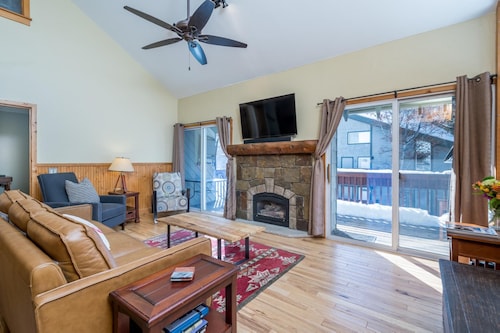 Condo Within Walking Distance to Skiing and Sun Valley Lodge! Access to Hot Tub!