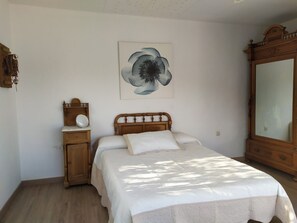 6 bedrooms, desk, iron/ironing board, WiFi