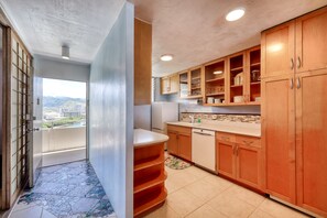 Fridge, microwave, oven, stovetop - Ocean & Harbor view Waikiki getaway with a covered lanai - walk everywhere (Honolulu)