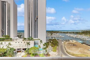 Exterior - Ocean & Harbor view Waikiki getaway with a covered lanai - walk everywhere (Honolulu)