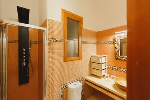 Hydromassagedusche, Handtücher, Seife, Shampoo