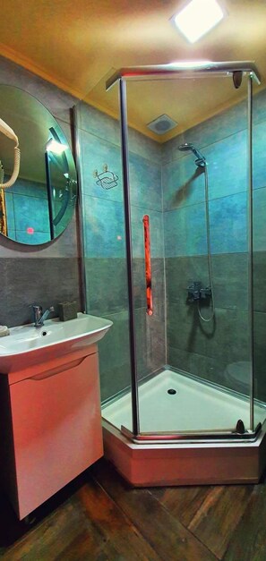 Standard Single Room | Bathroom | Shower, rainfall showerhead, free toiletries, hair dryer - Epic Meidan Hotel (Tbilisi)