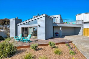 Terrace/patio - Ocean view easy access to Doran Beach, Golf  course and  Bluewater Bistro. (Bodega Bay)