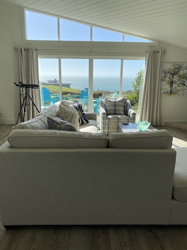 Ocean view easy access to Doran Beach, Golf  course and  Bluewater Bistro.