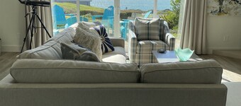 Havutsikt, kort spasertur til strand, golf og Bistro. Vakre ombygde hjem.