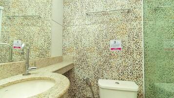 Quarto casal | Banheiro | Chuveiro, produtos de toalete grátis