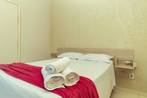 Quarto casal | Frigobar, escrivaninha, cortinas blackout, Wi-Fi de cortesia
