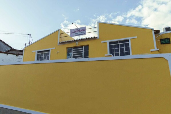A yellow building with a sign reading 'Luz Rosa.'