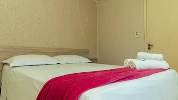 Quarto casal | Frigobar, escrivaninha, cortinas blackout, Wi-Fi de cortesia