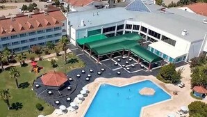 2 piscines cobertes i piscina a l'aire lliure de temporada 