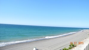 Een strand met een heldere lucht en rustige zee.