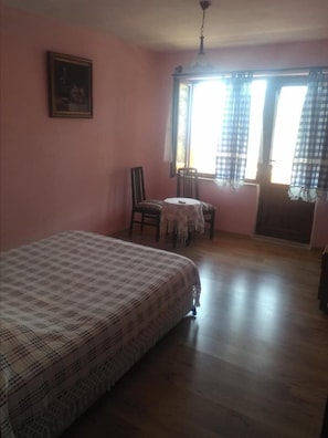Standard Room | Free cribs/infant beds, free WiFi, bed sheets
