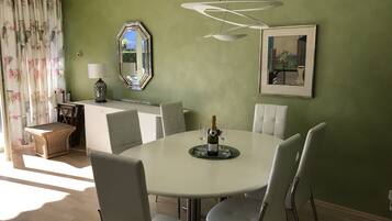 Standard Apartment, 2 Bedrooms, Pool Access, Garden View | In-room dining