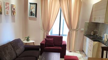 Suite Affaires, 2 chambres | Cuisine privée | Grand réfrigérateur, tables à manger