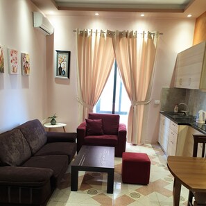 Suite Affaires, 2 chambres | Cuisine privée | Réfrigérateur grande capacité avec congélateur, table de salle à manger