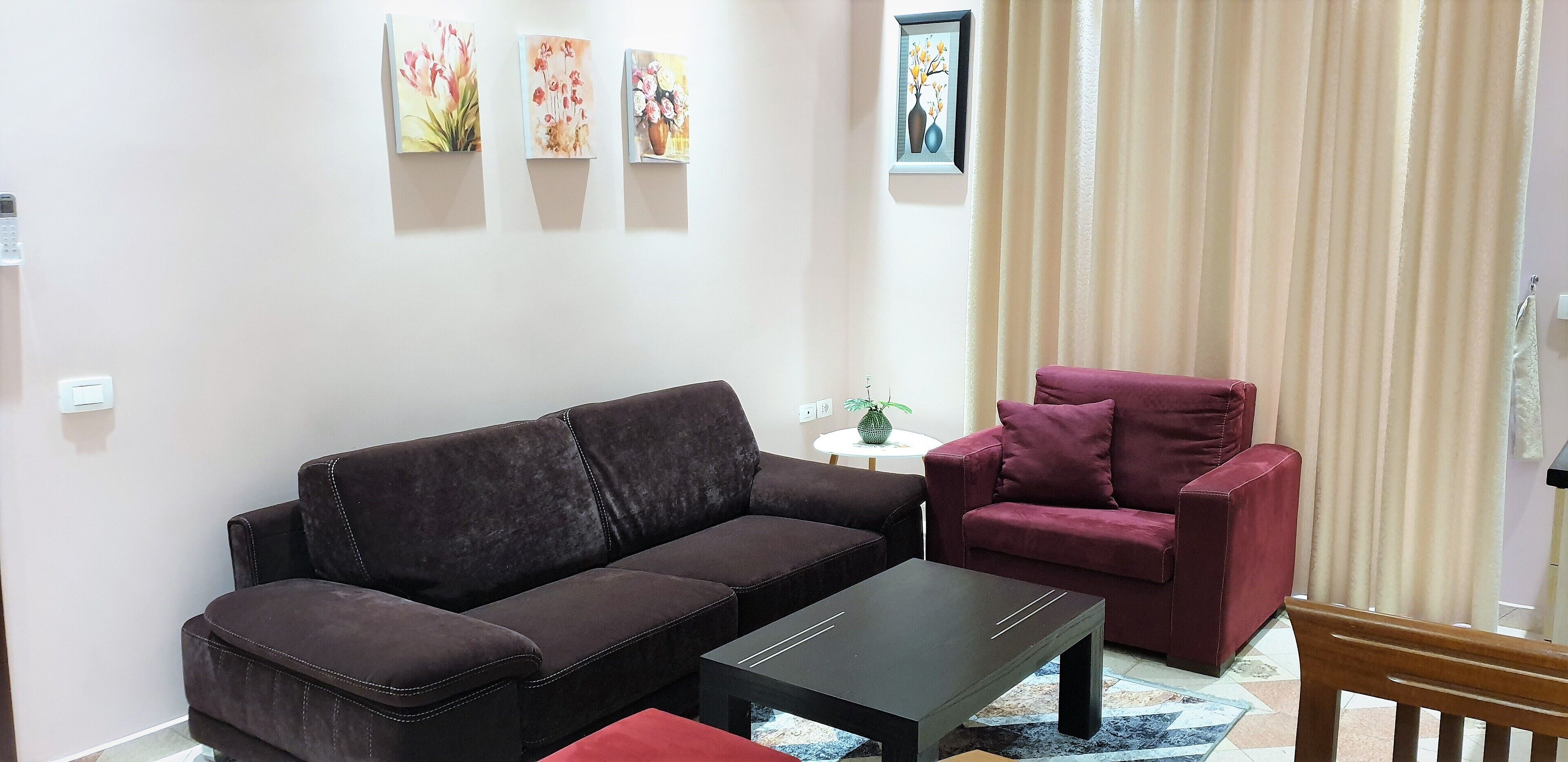 Svit Business - 2 sovrum | Vardagsrum | 42-tums smart-tv med kabelkanaler och tv