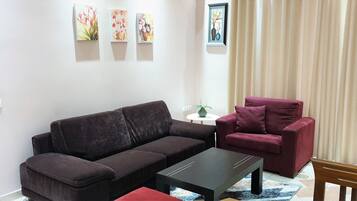 Svit Business - 2 sovrum | Vardagsrum | 42-tums smart-tv med kabelkanaler och tv