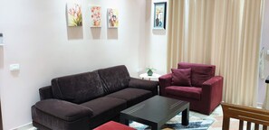 Suite Affaires, 2 chambres | Aire de séjour | Téléviseur connecté de 42 po avec télévision par câble, téléviseur