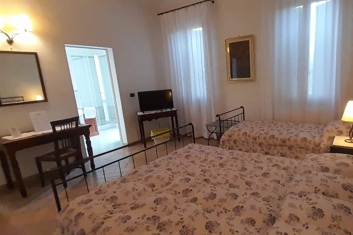 1 habitación y espacio para trabajar con laptop